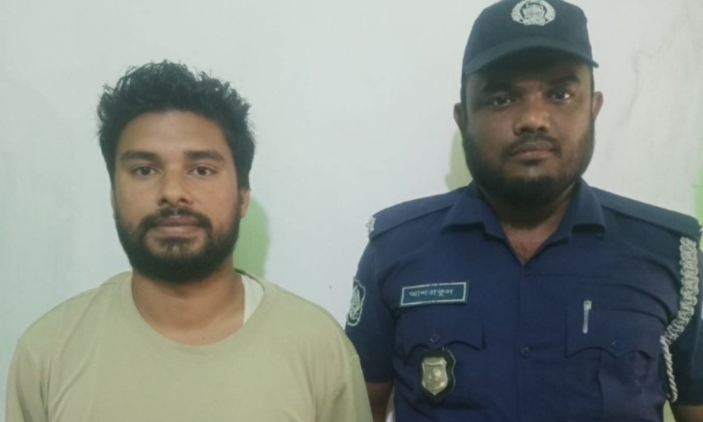 অনলাইন জুয়ার আসরে অভিযান, আটক ১