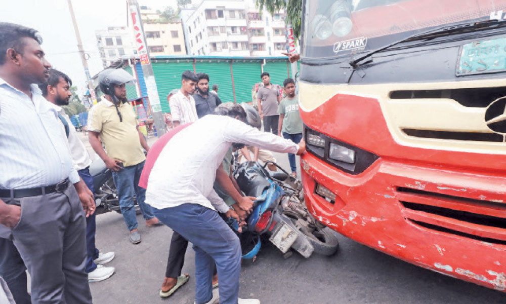দ্রুতগতির মোটরসাইকেল হঠাৎ বাসের নিচে পড়ে যায়
