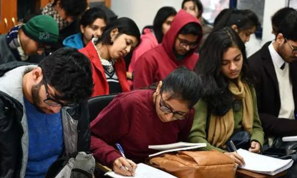 বিদেশে খরচ বাড়ায় নতুন করে ভাবছে ভারতীয় শিক্ষার্থীরা