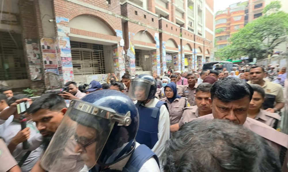 হত্যাচেষ্টা মামলায় ইনু-মেননকে গ্রেপ্তার দেখালো আদালত