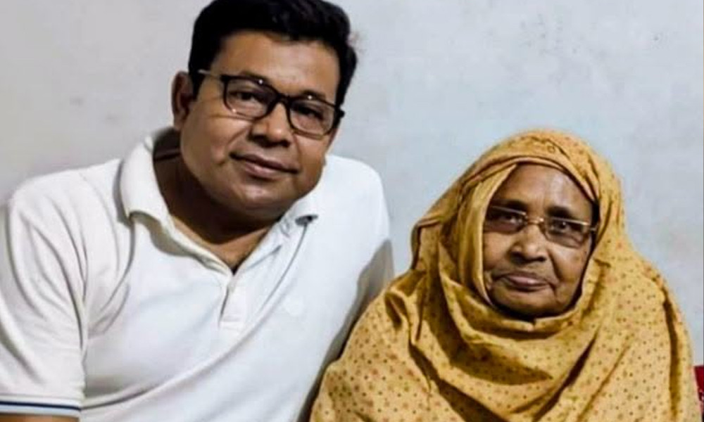 আইসিইউতে মনির খানের মা