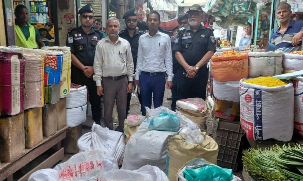 ভোলায় ১২০০ কেজি পলিথিন জব্দ, ৩ দোকান সিলগালা