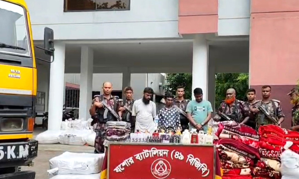 বেনাপোলে ভারতীয় পণ্য পাচারের চেষ্টা, কাস্টমস কর্মকর্তাসহ আটক ৩