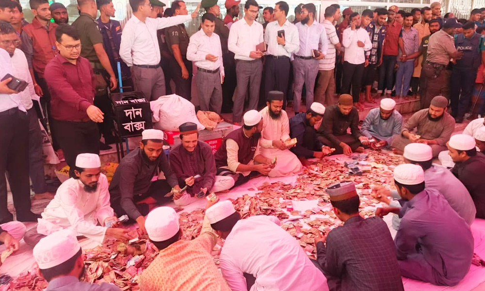 প্রকাশ্যে করা হলো গণনা, কত টাকা ছিল শাহজালাল মাজারের দান বাক্সে