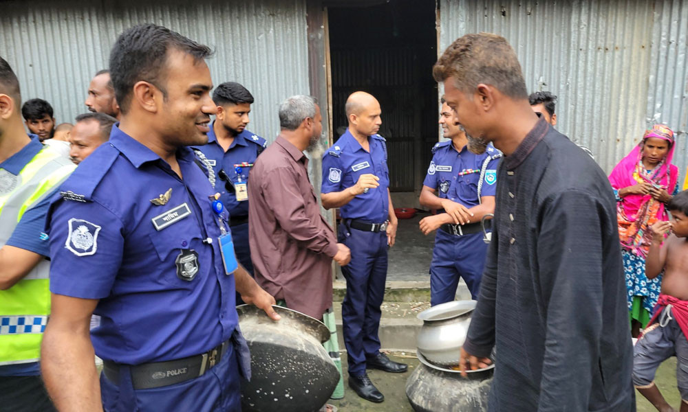 বাড়ির ভেতর মদের কারখানা, পুলিশের হানা
