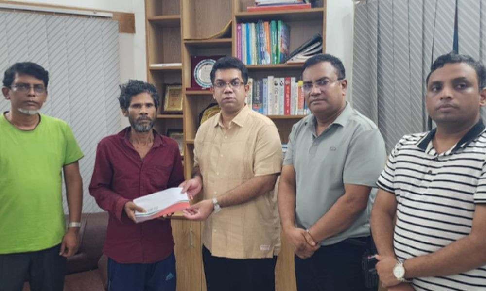 নরসিংদীতে বজ্রাঘাতে নিহত মাদরাসা ছাত্রদের পরিবারের পাশে উপজেলা প্রশাসন