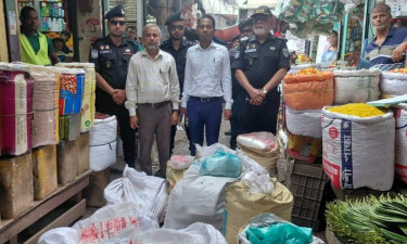 ভোলায় ১২০০ কেজি পলিথিন জব্দ, ৩ দোকান সিলগালা