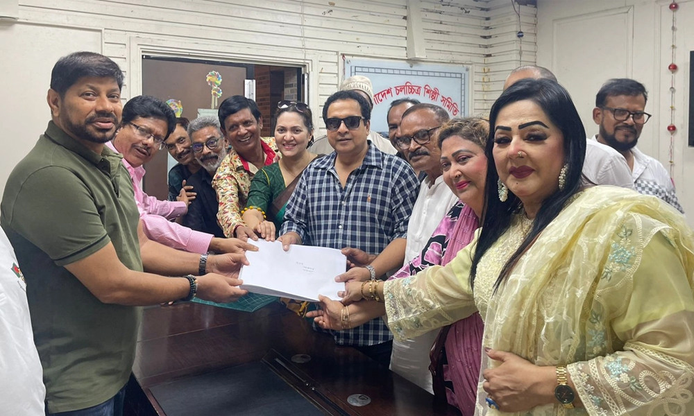 নির্বাচনে না লড়েও এফডিসিতে হাজির হয়ে চমকে দিলেন বাপ্পারাজ