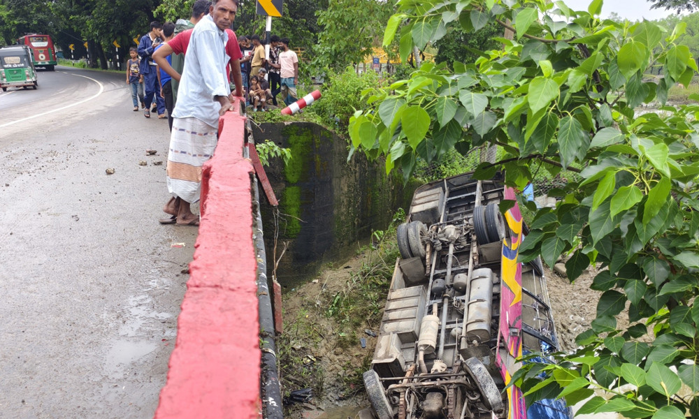 টেকনাফে যাত্রীবাহী বাস নিয়ন্ত্রণ হারিয়ে খাদে, আহত ৪