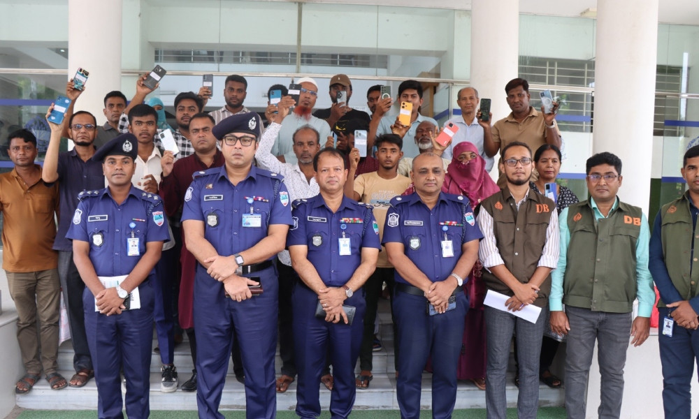 হারানো ৫০ মোবাইল উদ্ধার করে মালিকদের ফিরিয়ে দিল পুলিশ