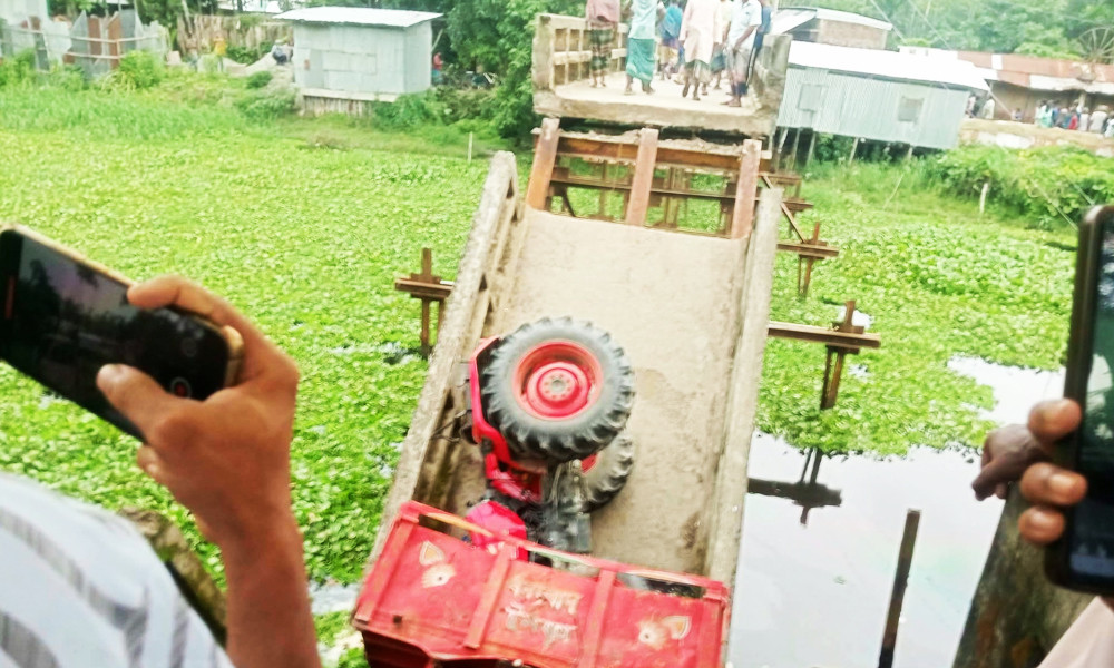 ব্রিজ ভেঙে বালুভর্তি ট্রলি খালে, চালক নিহত