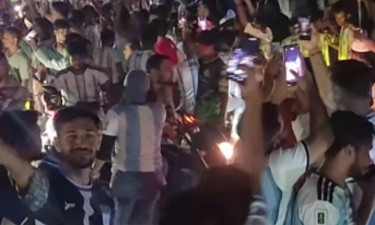 আর্জেন্টিনার জয়ে কক্সবাজার সমুদ্র সৈকতে পর্যটকদের উল্লাস
