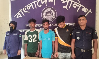 অবৈধভাবে মাটি কেটে ইটভাটায় বিক্রির দায়ে ট্রাক্টরসহ আটক ৩