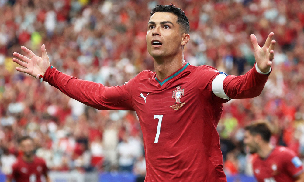 রোনালদোর জোড়া গোলে ৩-০ ব্যবধানে বিরতিতে পর্তুগাল