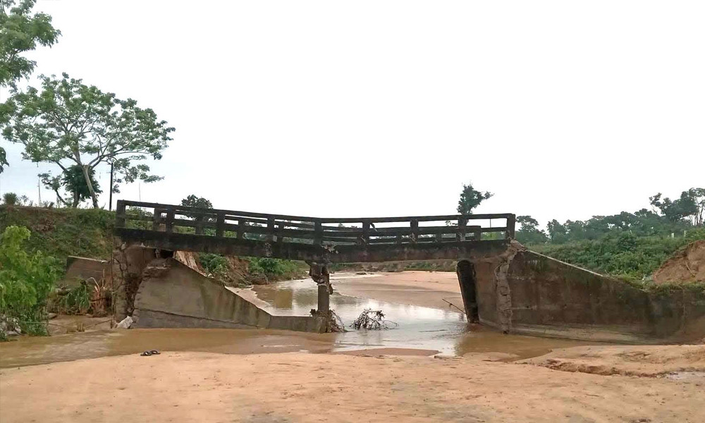পাহাড়ি ঢলে সেতু ধস, বিচ্ছিন্ন ২ চা বাগান