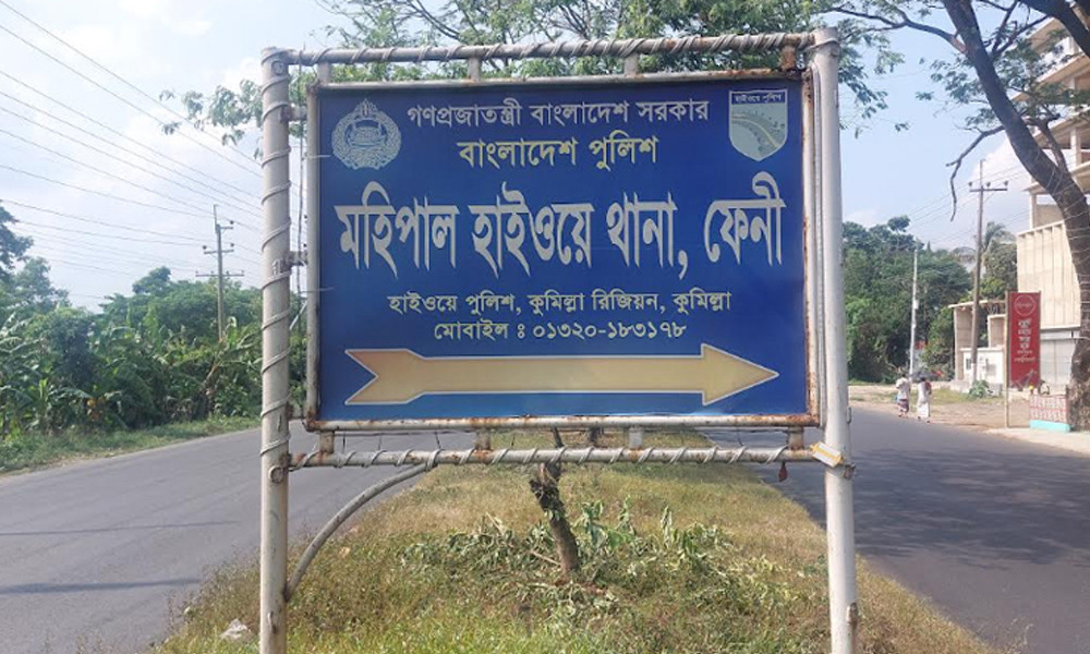 ফেনীতে নিয়ন্ত্রণ হারিয়ে গাছে ট্রাকের ধাক্কা, নিহত ২