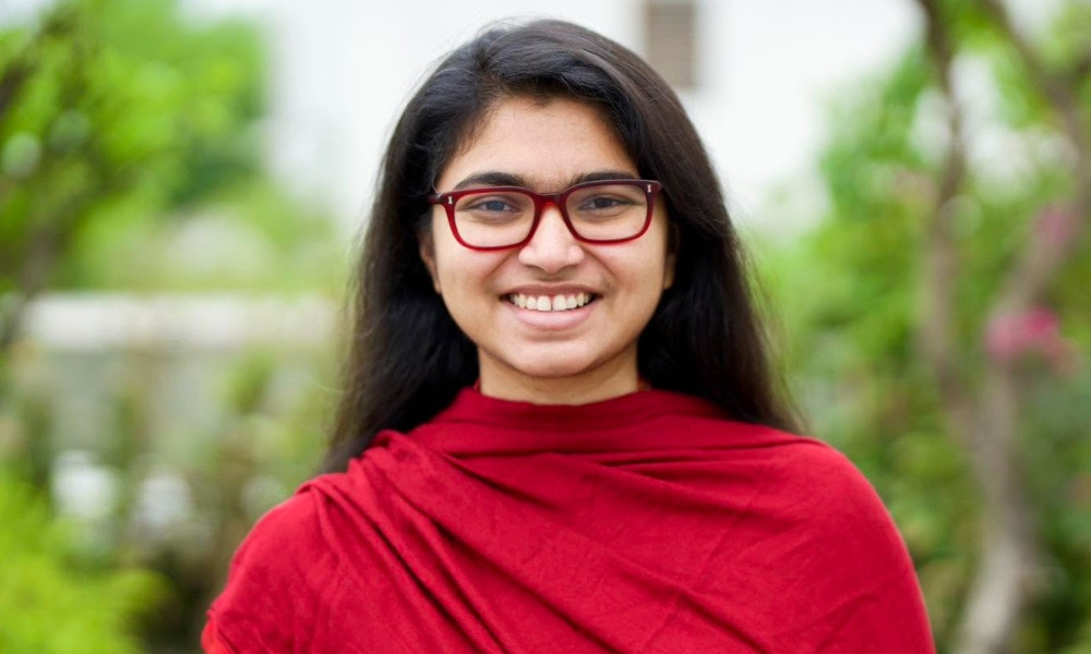 সামনের সারির একটি আসনের বিনিময়ে নীতি বিকিয়ে দিলেন