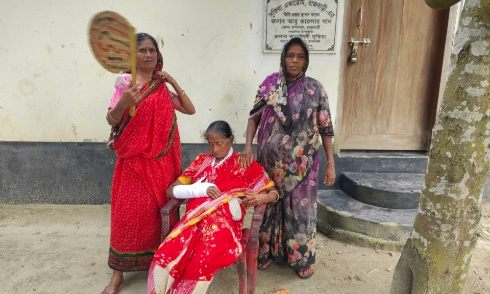 বাউল শিল্পী কাঙ্গালিনী সুফিয়ার পাশে দাঁড়ালো বসুন্ধরা গ্রুপ