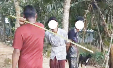মোবাইল ফোন চুরির অভিযোগে ২ কিশোরকে গাছে বেঁধে মারধর