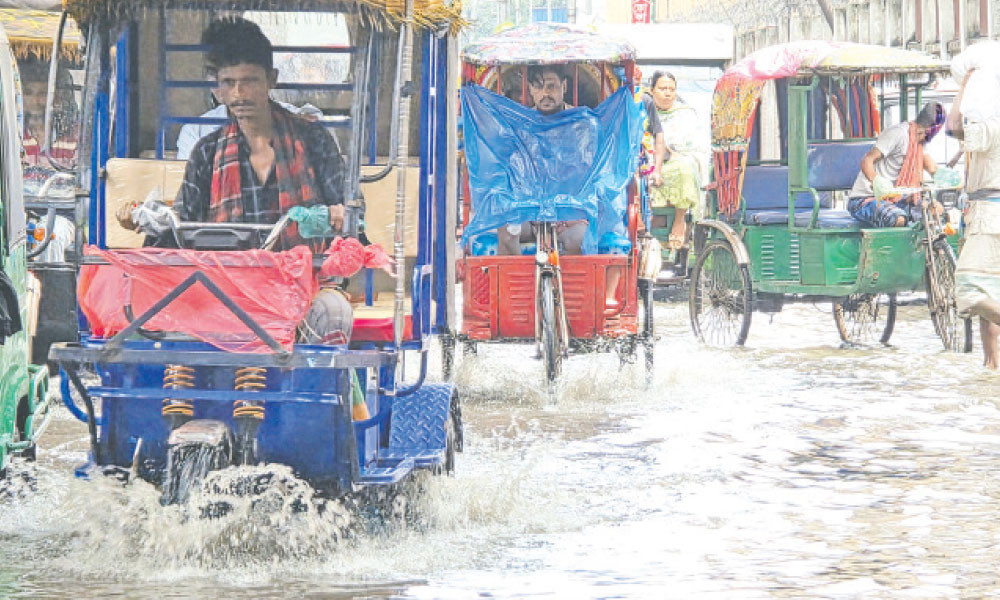বৃষ্টি হলে রাজধানীর অনেক এলাকায় জলাবদ্ধতার সৃষ্টি হয়