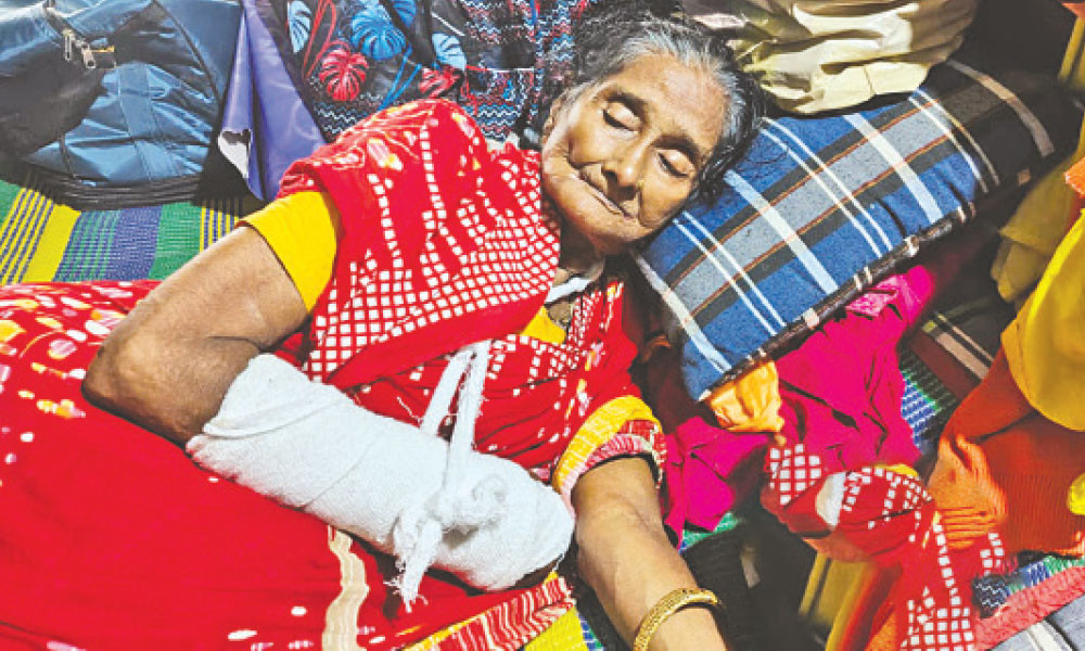 অসুস্থ শিল্পীকে আনভীর বসুন্ধরা গ্রুপ ফাউন্ডেশনের সহায়তা