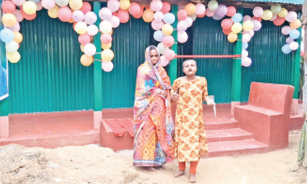 অসহায় জরিনাকে ডেপুটি স্পিকারের ঘর উপহার