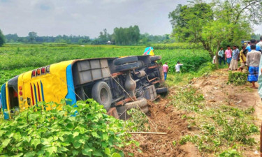 নীলফামারীতে বাস উল্টে নিহত ১, আহত ১৫