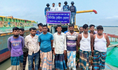 তেঁতুলিয়া নদী থেকে অবৈধ বালু উত্তোলন, ড্রেজার-বাল্কহেডসহ আটক ১৫
