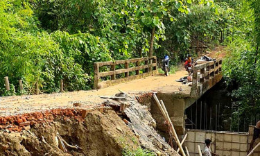 নির্মাণ শেষ না হতেই ধসে পড়ছে সড়ক