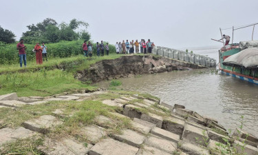 বর্ষার শুরুতেই আগ্রাসী যমুনা
