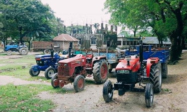 বিদ্যালয় মাঠে ট্রাক্টর পার্কিং, শিক্ষার্থীদের খেলাধুলা বন্ধ