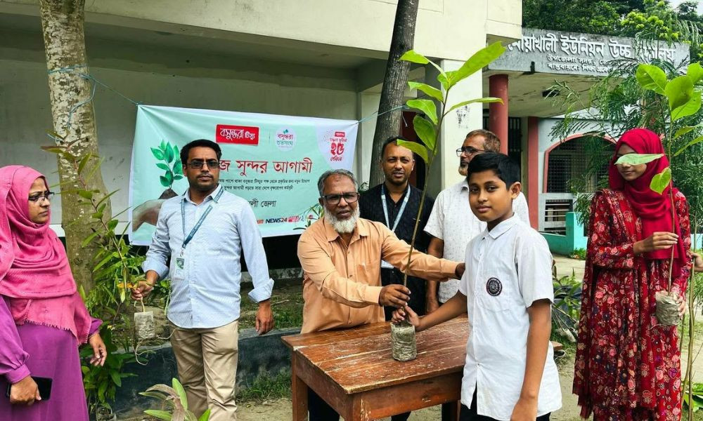 নোয়াখালীতে বসুন্ধরা টিস্যু ও শুভসংঘের উদ্যোগে শিক্ষার্থীদের মাঝে গাছের চারা বিতরণ