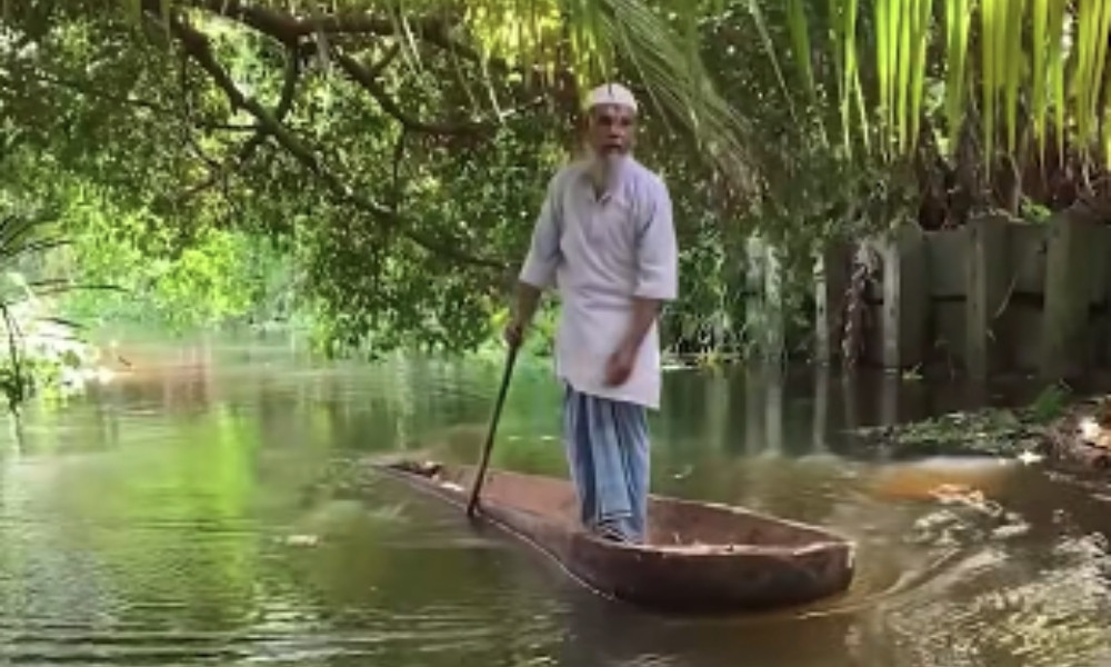 ৪০ বছর ধরে লোহা ছাড়াই তৈরি হচ্ছে তালগাছের নৌকা
