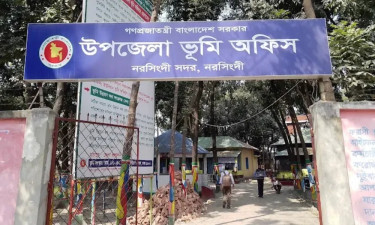 অফিস সময়ে তালাবদ্ধ নরসিংদী সদর ভূমি অফিস, ৮ জনকে শোকজ