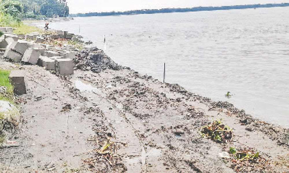 নদীর তীর রক্ষা বাঁধের ব্লক চুরি, ভাঙন শুরু