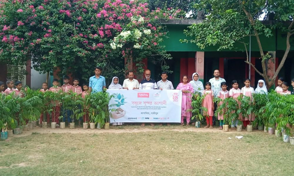 কাপাসিয়ায় বসুন্ধরা টিস্যু ও শুভসংঘের যৌথ উদ্যোগে শিক্ষার্থীদের মাঝে গাছের চারা বিতরণ