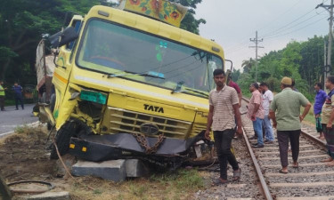 সহকারীর চালানো ট্রাক রেললাইনে উঠে বিকল, ৬ ঘণ্টা বন্ধ ট্রেন চলাচল