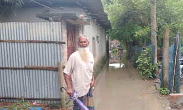 কালাইয়ে দেড় ঘণ্টার বৃষ্টিতে ৩০ পরিবারের ঘরে হাঁটু সমান পানি
