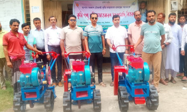 ঝিনাইদহে কৃষকদের মাঝে বিনা মূল্যে মিনি গার্ডেন টিলার বিতরণ