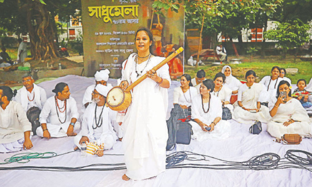 সাধুমেলার ৭০তম আসরে লালনসংগীত পরিবেশন করেন এলিজা পুতুল বাউল
