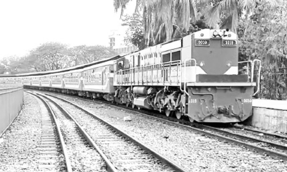 ট্রেনে ঢিল ছোড়ার ঘটনা বাড়ছেই