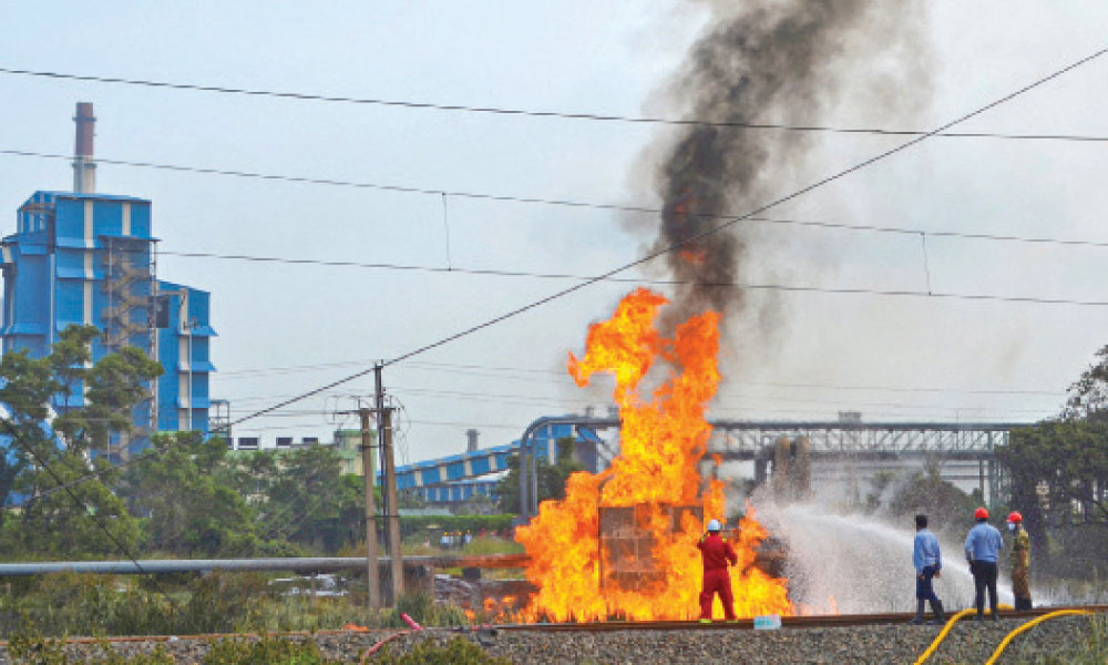 পাইপলাইন ফেটে সৃষ্ট ভয়াবহ অগ্নিকাণ্ড