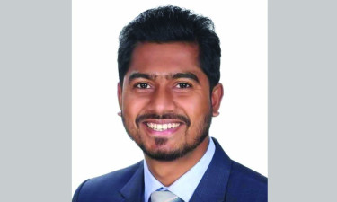 ছবি তুলে ‘কাছের লোক’ দাবি করা ব্যক্তিদের পাত্তা না দিতে নূরের ফেসবুক স্ট্যাটাস
