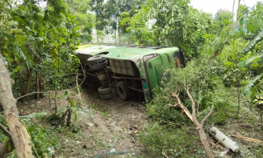 গোপালগঞ্জে নিয়ন্ত্রণ হারিয়ে বাস খাদে, আহত ২৫