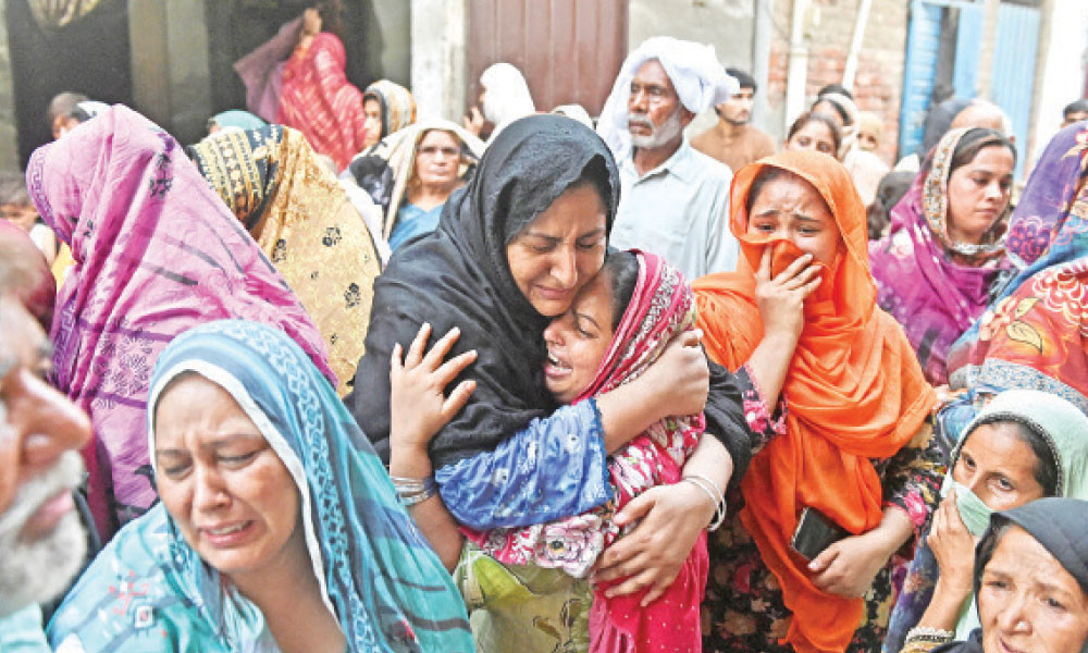 পাকিস্তানে একটি কোচিং সেন্টারের ছাদ ধসে নিহত শিশুদের স্বজনদের আহাজারি