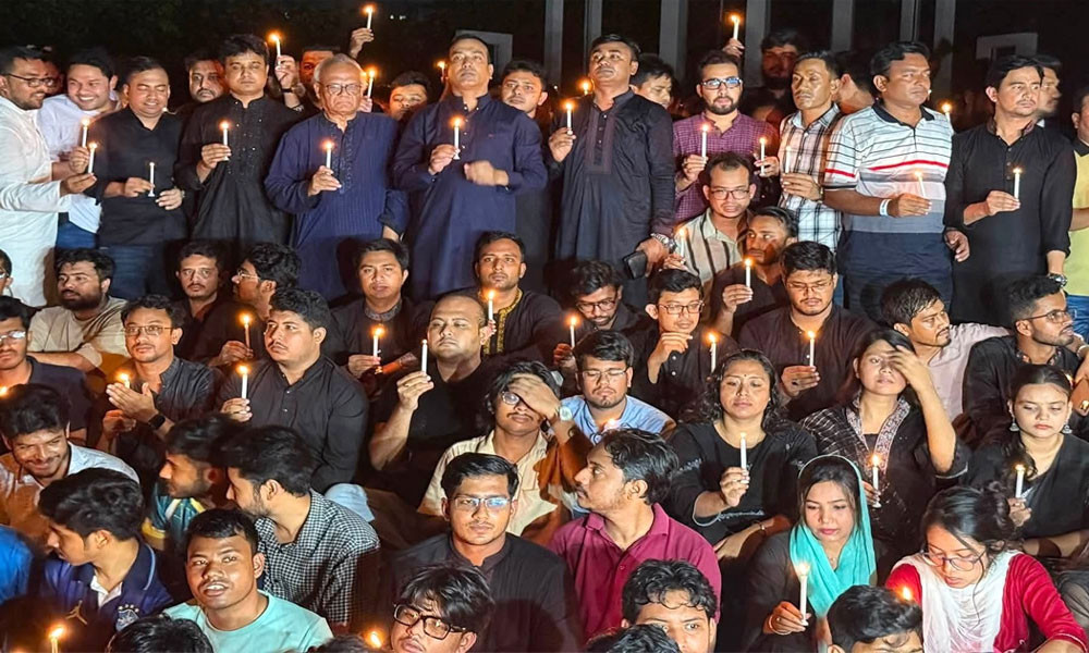 জুলাই শহীদদের স্মরণে শহীদ মিনারে ছাত্রদলের মোমবাতি প্রজ্বলন
