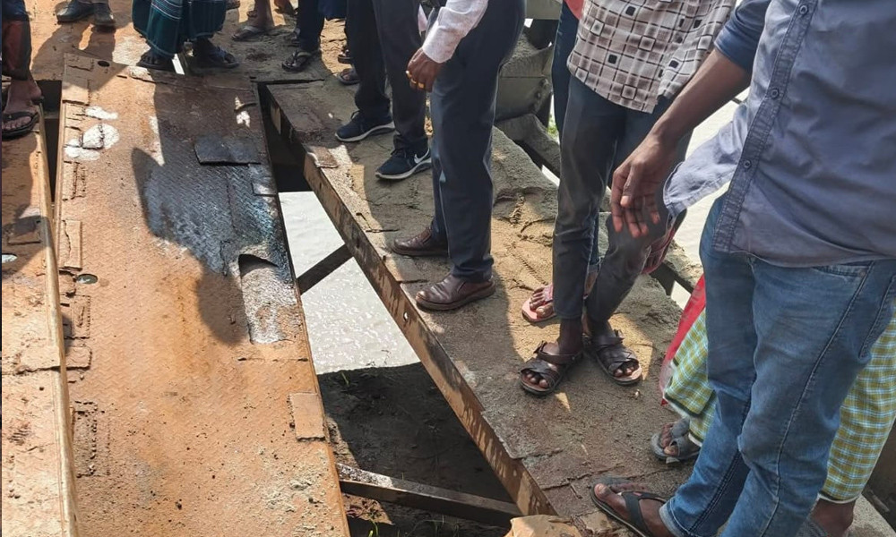 কুড়িগ্রামে সোনাহাট সেতুর পাটাতন ভেঙে যানবাহন চলাচল বন্ধ