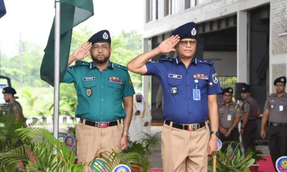 নতুন পোশাকে পুলিশ