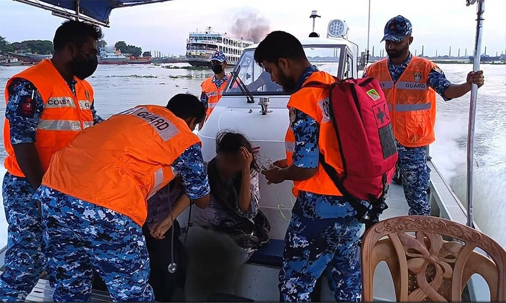 মেঘনায় চলন্ত লঞ্চে অসুস্থ নারীকে বাঁচাল কোস্ট গার্ড