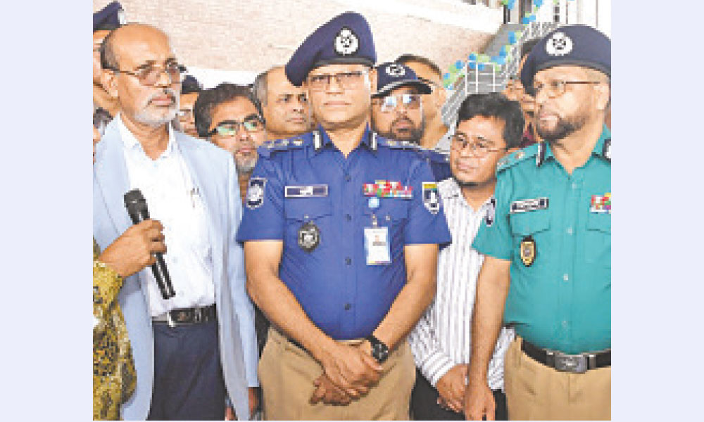গাঢ় নীল-হালকা জলপাই শার্ট, খাকি প্যান্টে ফিরেছে পুলিশ